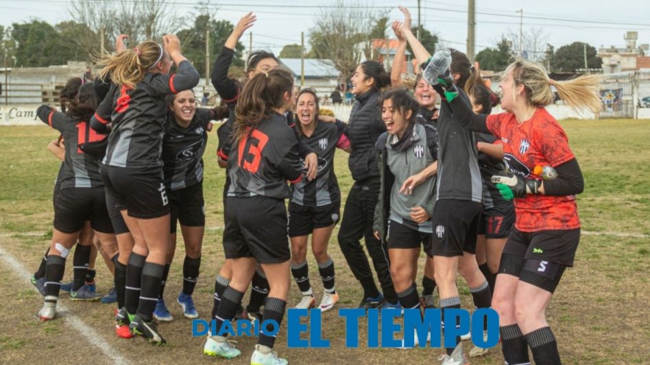 Las chicas de Alumni celebran el triunfo ante Athletic por 3 a 1 y la clasificación a la final. Foto: Nicolás Murcia.