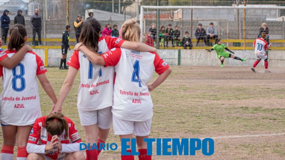 Las jugadoras de Estrellan miran y sufren la definición por penales. Las chicas de Villa Fidelidad se impusieron desde los 12 pasos y definirán el torneo. Foto: Nicolás Murcia. 