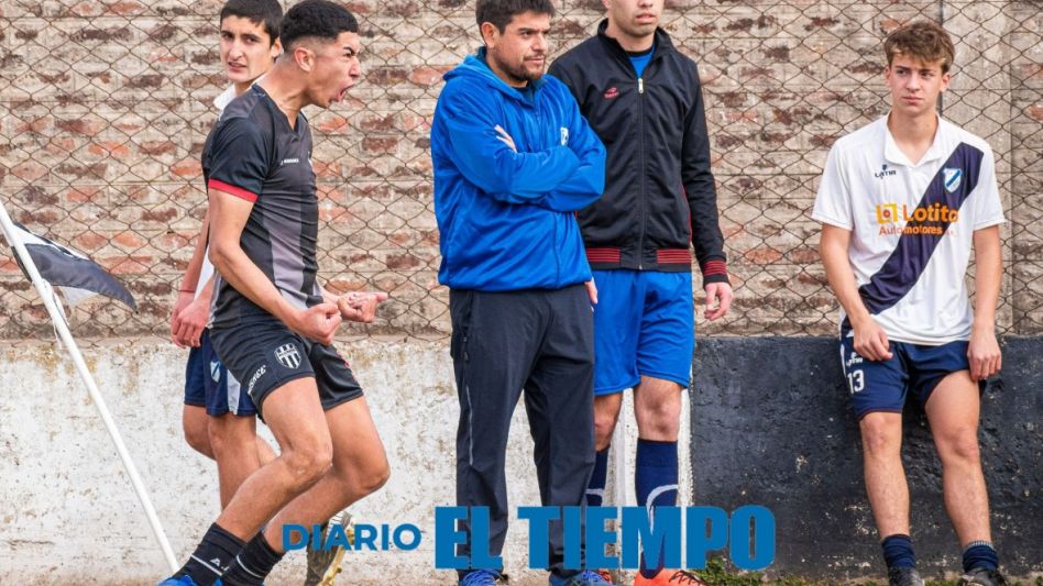 Ezequiel Gérez celebra uno de los dos tantos que marcó en la victoria de Alumni ante Cemento por 3 a 1, que le permitió al albinegro ser finalista del primer certamen del año. Foto: Nacho Correa.