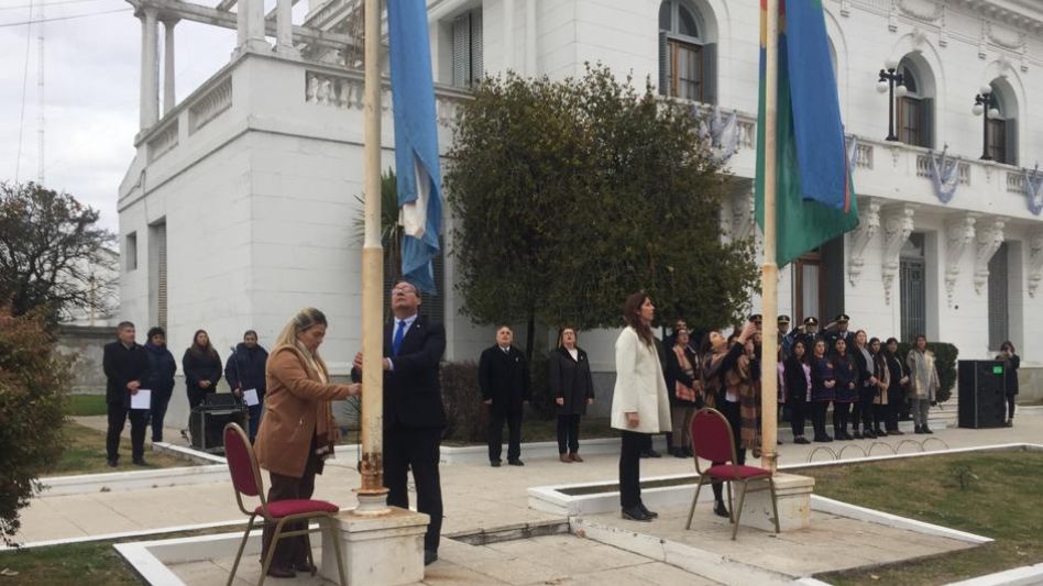 Se llevó a cabo, en el veredón del Palacio Municipal, el acto celebratorio del 206° aniversario de la Declaración de la Independencia. AGENCIA GENERAL ALVEAR/RAFAEL TORRES
