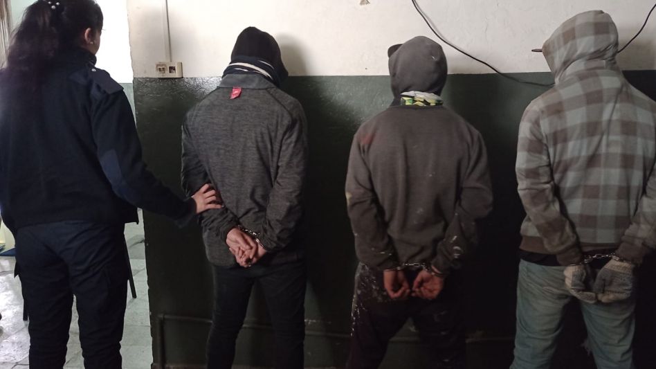 Los acusados de haber cometido este robo y las chapas que el personal policial recuperó cuando arrestó a los tres. FOTOS: EPDS AZUL/PBA