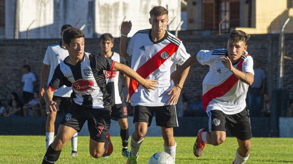 River y Alumni comenzarán a disputar la final del Torneo Apertura de Primera División. En encuentro de ida se desarrollará hoy en el Lorenzo Palacios, a partir de las 15.30 horas. N. CORREA