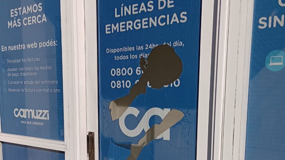 Daño in fraganti delito le imputan a un hombre aprehendido por un hecho sucedido en la oficina local de Camuzzi Gas Pampeana. FOTOS: SECCIONAL PRIMERA AZUL/PBA