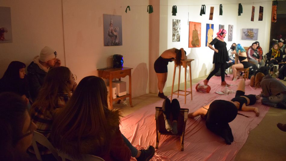 Días pasados se realizó una instalación en el Museo Comunitario que llamó a la reflexión del absurdo idealismo sobre los cuerpos humanos.   GENTILEZA JORGE PÉREZ  