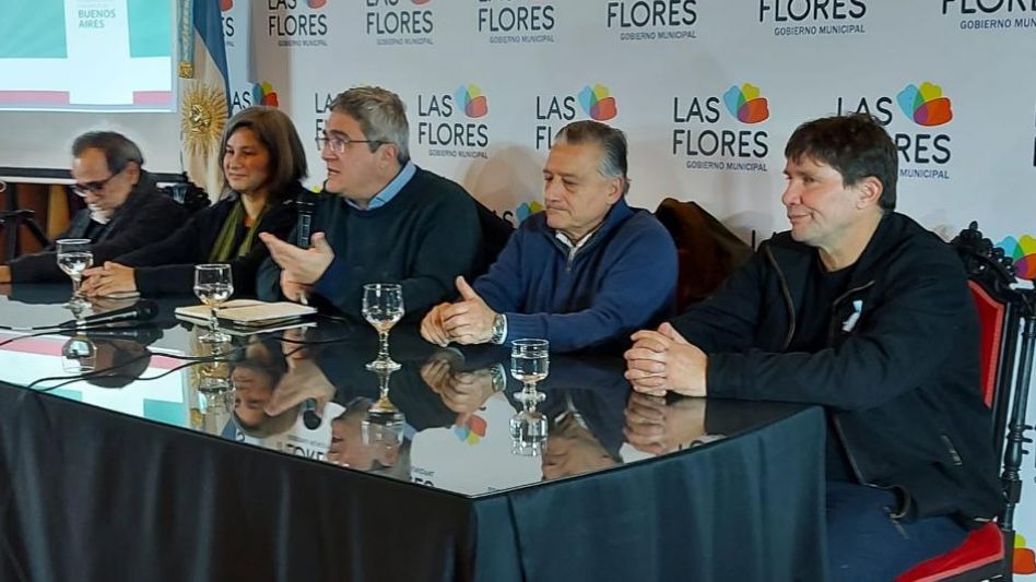 El intendente Capra asistió a la presentación del Plan Ganado Bonaerense 6x6, realizada en Las Flores, junto a otros mandatarios de la región. AGENCIA GENERAL ALVEAR/RAFAEL TORRES    