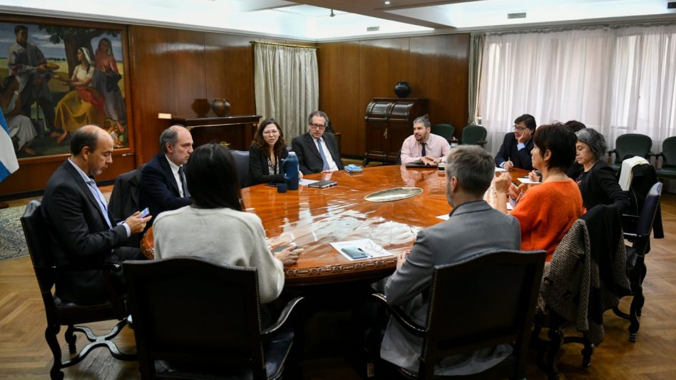 Facilitan la liquidación de divisas para turistas extranjeros: podrán cambiar hasta $US 5.000