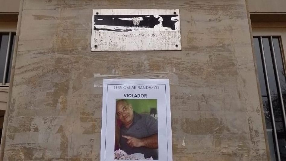 El frente de los tribunales de Azul, con afiches dando cuenta de lo que fuera este caso donde a un hombre lo condenaron por abusar de su hija.  ANIMATE