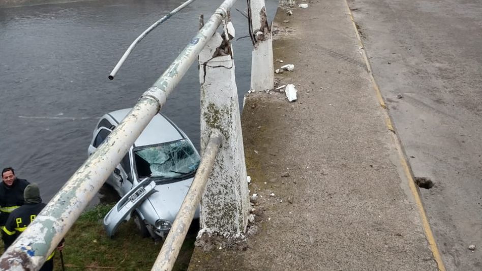 Un auto cayó al arroyo en la zona del Puente Mitre