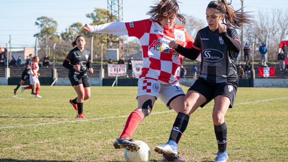 Estrellas recibirá a Alumni en la revancha de la final del Apertura de Fútbol Femenino, el cotejo se realizará en el Félix Piazza, a partir de las 12 horas. Foto: NICOLÁS MURCIA