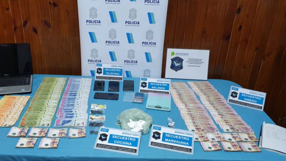 Los estupefacientes, el dinero y los demás elementos incautados cuando, en marzo del año pasado, fuera allanada la casa en Olavarría. DROGAS ILÍCITAS AZUL/PBA