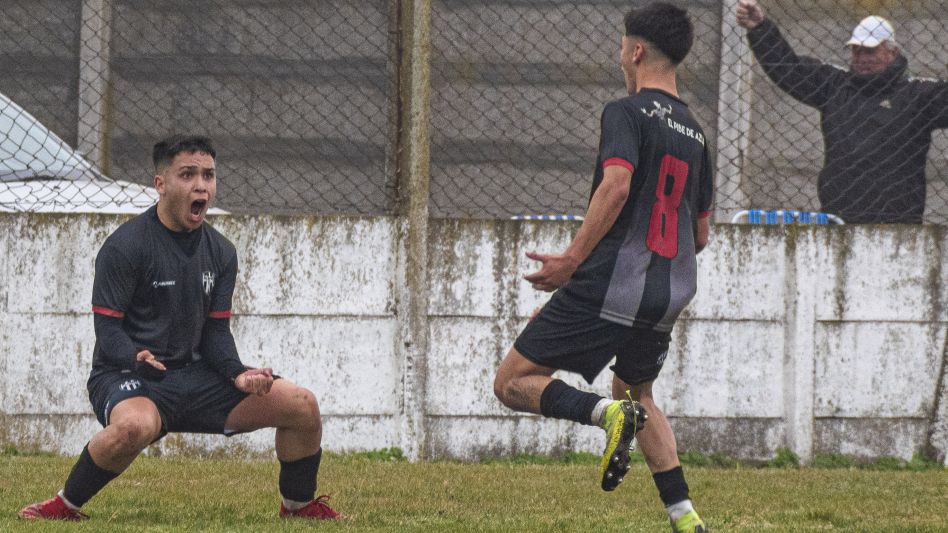 Evian Crescitelli celebra el empate transitorio. Alumni, a pesar de la derrota de ayer, se impuso en el global por 5 a 3.  Foto: Nacho Correa.