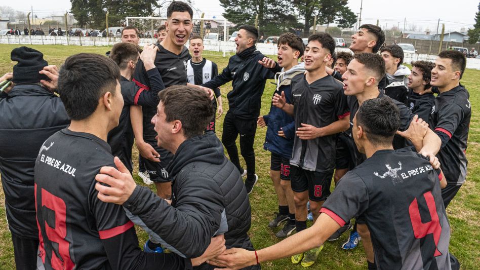 Los chicos del albinegro festejan la conquista del Torneo Apertura de Sexta División, de la Liga de Fútbol de Azul. Foto: Nacho Correa.