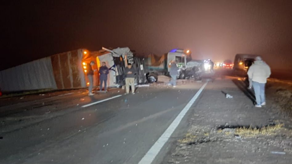 El siniestro vial se produjo minutos después de la hora 19 de ayer lunes en el kilómetro 210 de la Ruta 3, en jurisdicción de Las Flores. FOTOS: POLICÍA DE SEGURIDAD VIAL Y NOTICIAS LAS FLORES