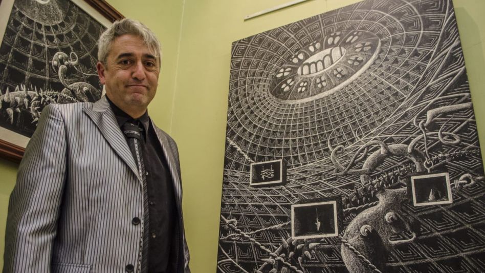 Flavio Fiorenza en una de sus muestras en el Consejo Profesional de Ciencias Económicas con sus esgrafiados.   ARCHIVO NACHO CORREA 