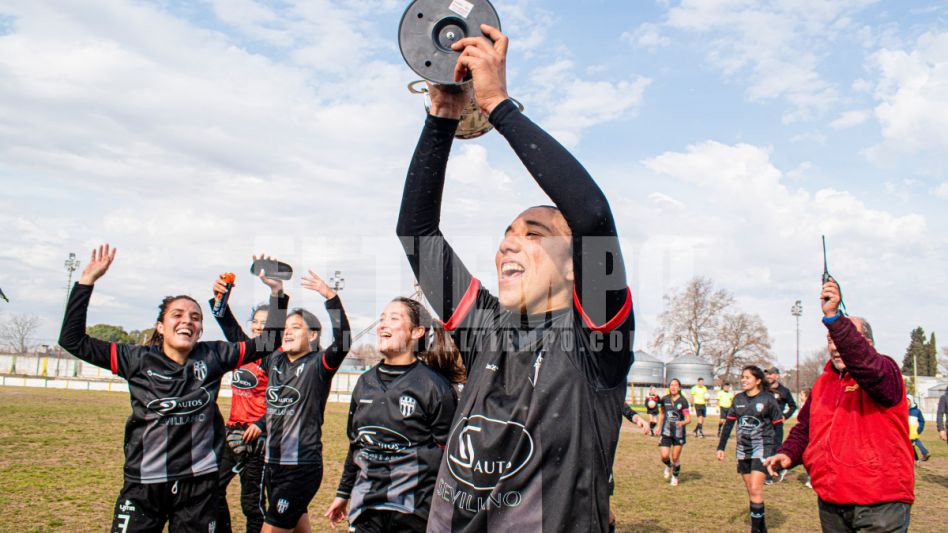 Las chicas de Alumni se quedaron el título de la Primera División. Foto: Nacho Correa.