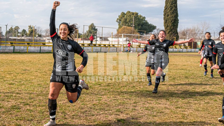 Julieta Baigorria celebra el tanto que le dio el triunfo a Alumni ante Estrellas por 2 a 1.  Foto: Nacho Correa.