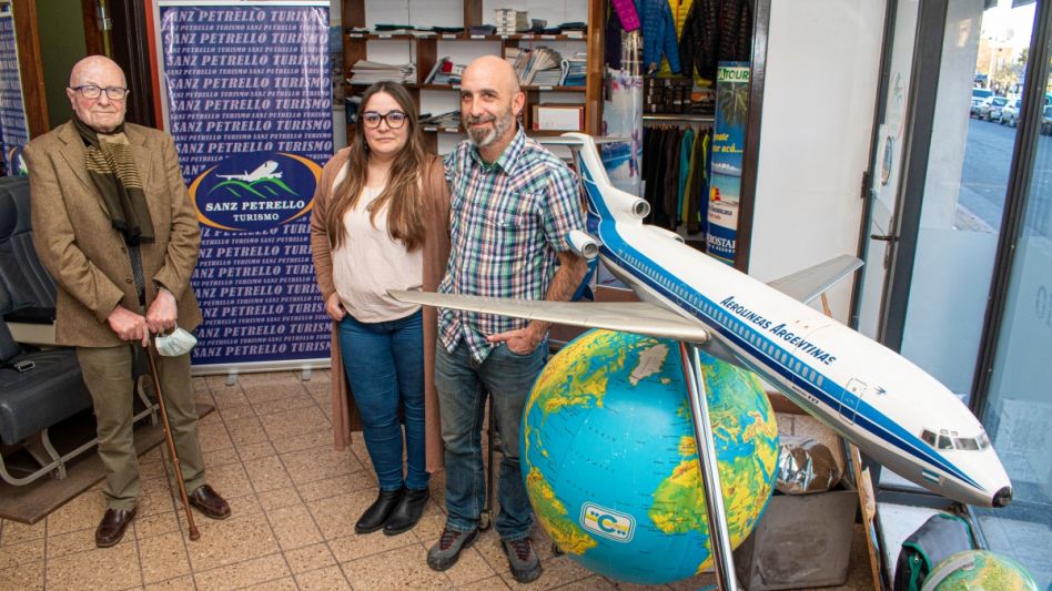 Néstor, Fátima y Emilio en la agencia de Colón 638.  FOTO: NACHO CORREA 