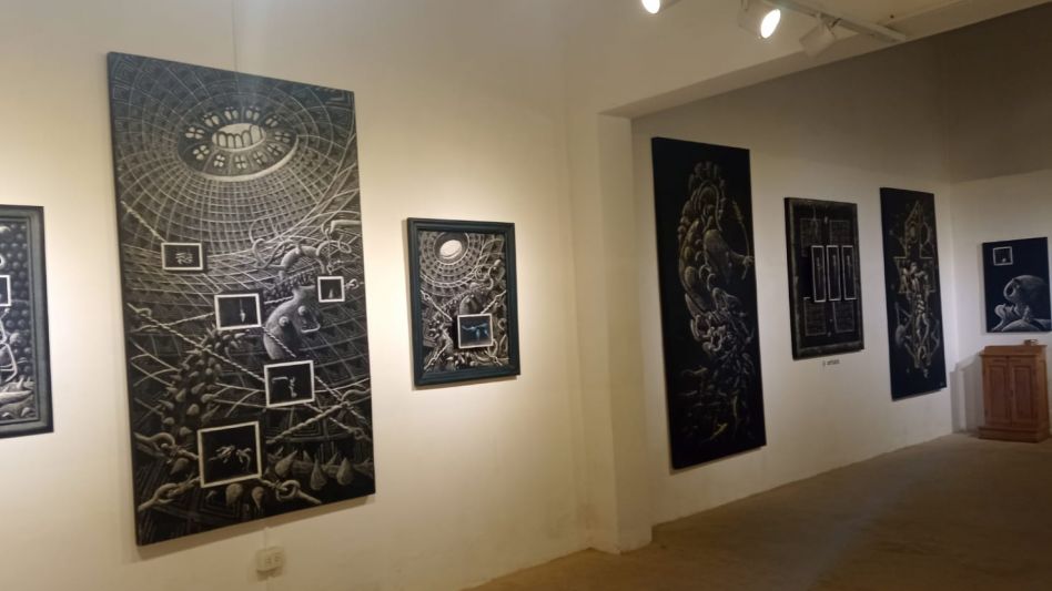 El público y las obras de Flavio. Octavio recordó a su hermano, contando que hace pocos años pudo presenciar sus obras personalmente. Saludó especialmente a sus sobrinas: Ana y Lucía. GENTILEZA JORGE 