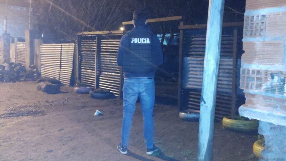 Una casa ubicada en Villa Piazza Sur fue allanada el miércoles pasado. En ese procedimiento, el acusado de cometer este robo había sido arrestado. FOTOS: EPDS AZUL/PBA