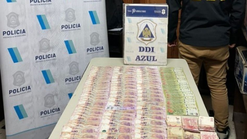 Dinero en efectivo y un teléfono celular fueron secuestrados por personal policial durante uno de los allanamientos realizados por este violento robo a un jubilado. DDI AZUL/PBA