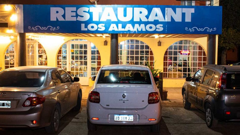 Los Álamos Restaurant, es uno de los establecimientos más tradicionales de Azul, al contar con más de 35 años de existencia. 