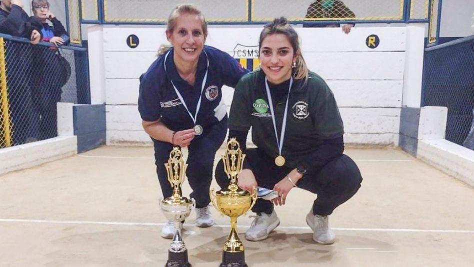 María Parache y Guadalupe Serantes, subcampeona y campeona de la categoría A del Provincia Individual de Damas que se disputó en Azul. Foto: gentileza FEDERACIÓN DE BOCHAS.