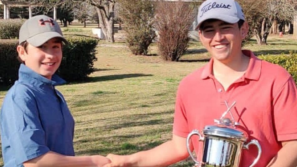 Bartolomé Rampezzotti saluda a Antonio Grandinetti, quien es el actual campeón del campeonato del Club con Ventaja. Foto GENTILEZA FACEBOOK GOLF CLUB AZUL. 