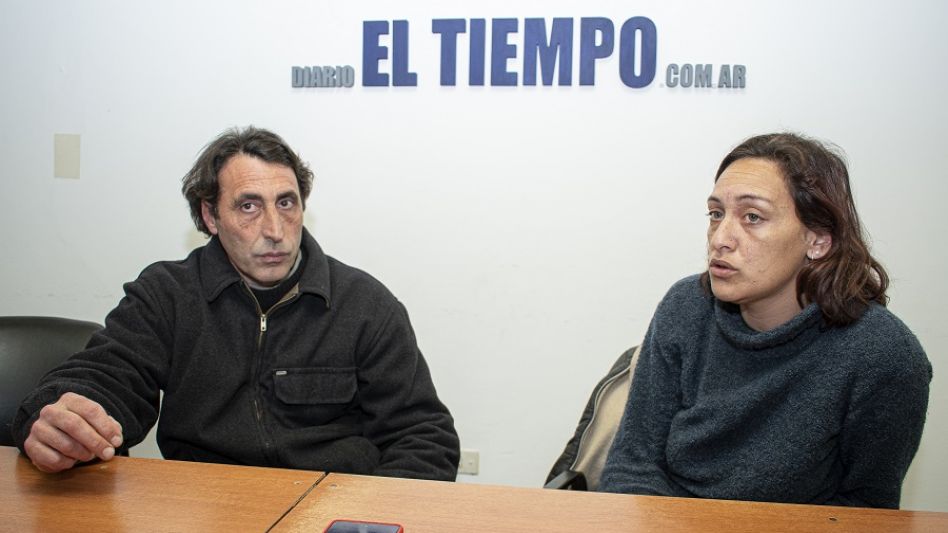 Alejandro Luján y Analía Bertot, integrantes del grupo de vecinos autoconvocados de Villa Piazza Sur. NACHO CORREA