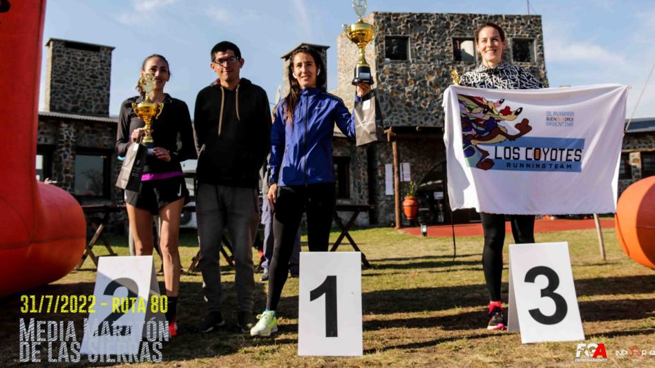 Su esposa Cecilia Fernández también se llevó el triunfo en la rama femenina, tras completar el mismo recorrido. Clara Beraza y Roxana Garay la acompañaron en el podio.
