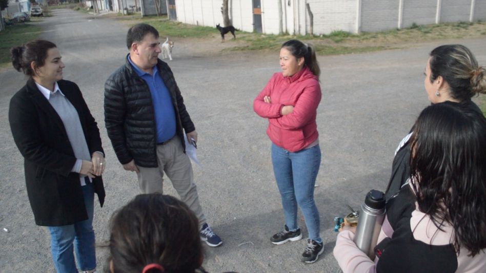 El intendente Hernán Bertellys anunció ayer la obra de recambio de luminarias a tecnología led en el barrio Villa Piazza Sur. PRENSA MUNICIPAL 