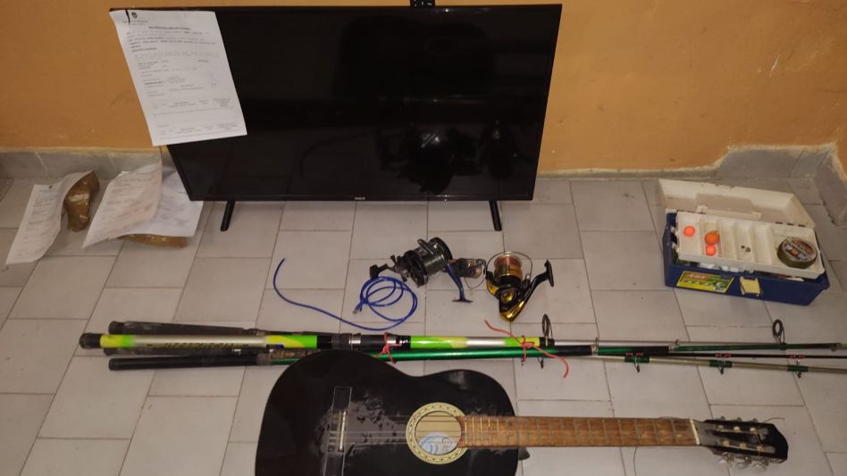 Los elementos que la Policía recuperó. Habían sido robados el pasado domingo de una casa. FOTO: EPDS AZUL/PBA