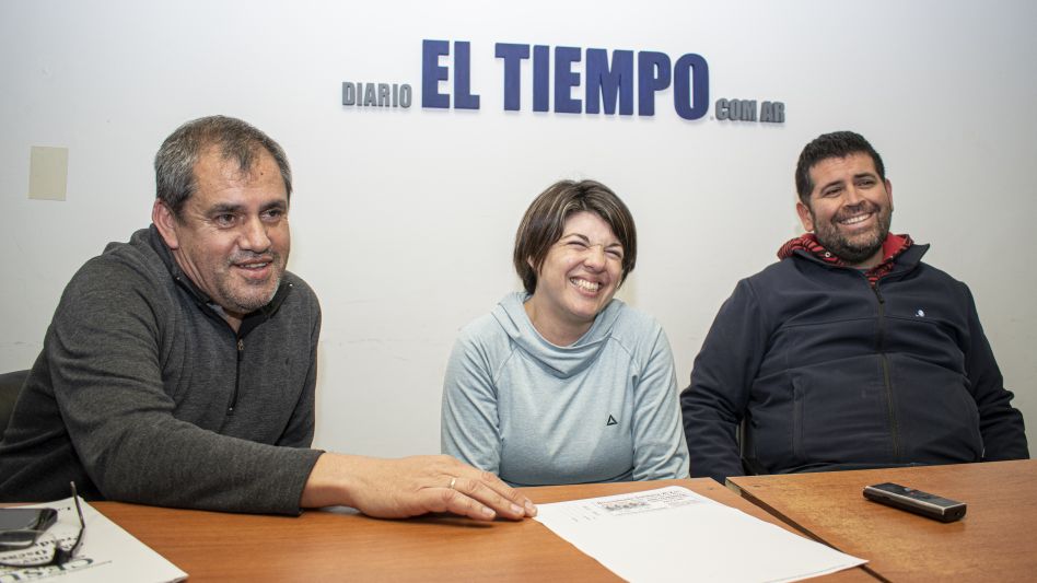 Oscar Perull de CESUAR, Yesica Tondi de ?La Gitanita? y Lucas Agüero de AVA son los organizadores de la bicicletada de este domingo a beneficio de Agustín Formenti.   NACHO CORREA  
