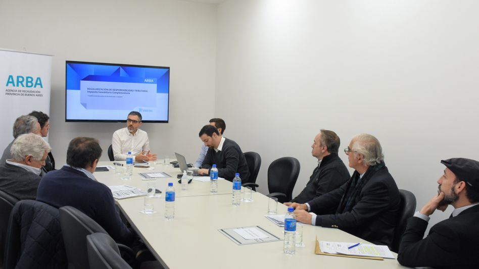 El Director Ejecutivo de ARBA, Cristian Girard, explicó los alcances de las medidas para simplificar la regularización de los desarrollos inmobiliarios a representantes de la CEDU y la CAMARCO.    