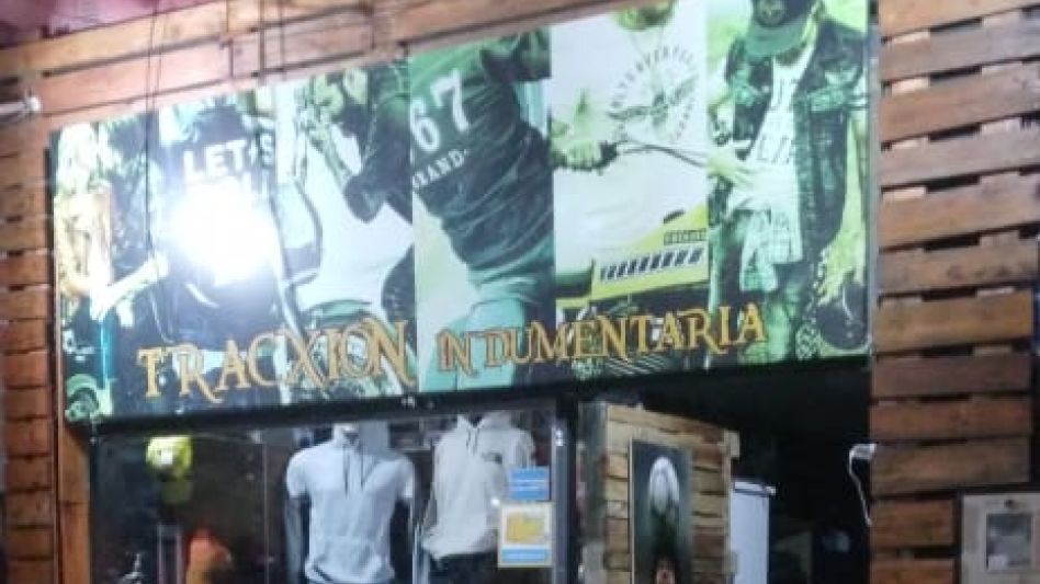 La joven que permanece detenida por este ilícito y el estado en que quedó el comercio donde en las primeras horas de anteayer miércoles se produjo el robo. FOTOS: EPDS AZUL/PBA