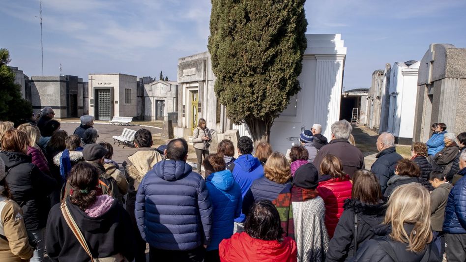 Se realizó una nueva visita guiada al Cementerio Municipal