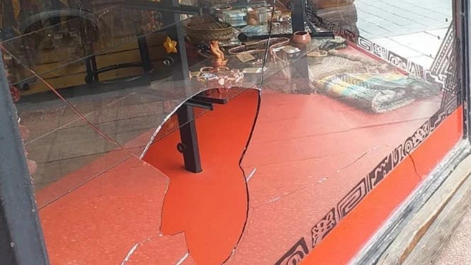 Peleas, corridas, piedrazos y daños  en un comercio y en una camioneta
