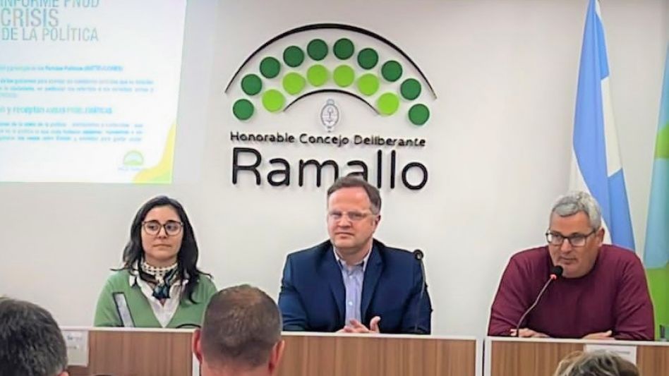  Los azuleños Paula Canevello y Pablo Yannibelli tuvieron a su cargo un taller de Técnica Legislativa