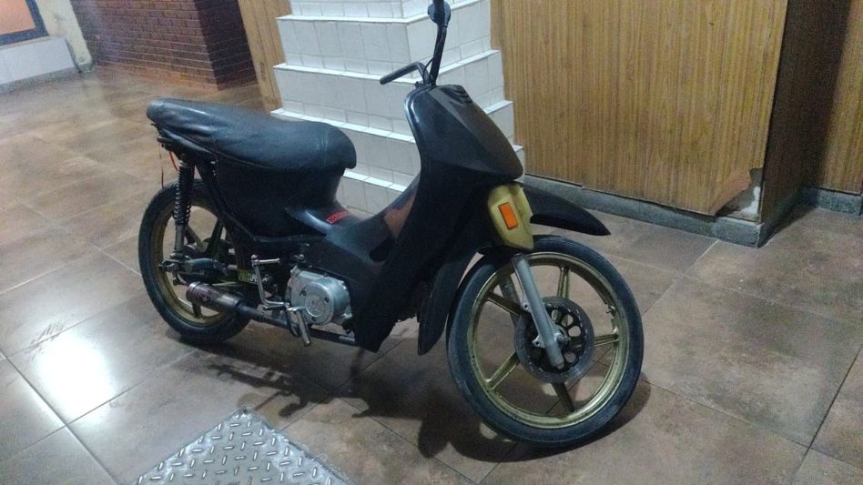Una moto que había sido hurtada. La recuperó la Policía cuando la conducía un menor. FOTO: EPDS AZUL/PBA