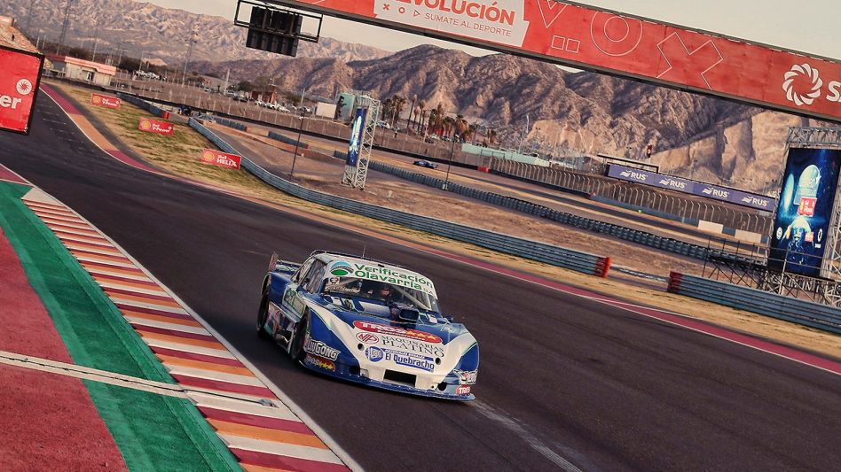 El olavariense Alejandro Weimann fue recargado una vez finalizada la competencia de la telonera del TC en el autódromo de San Juan. Foto: gentileza Facebook Azul Sport Team.