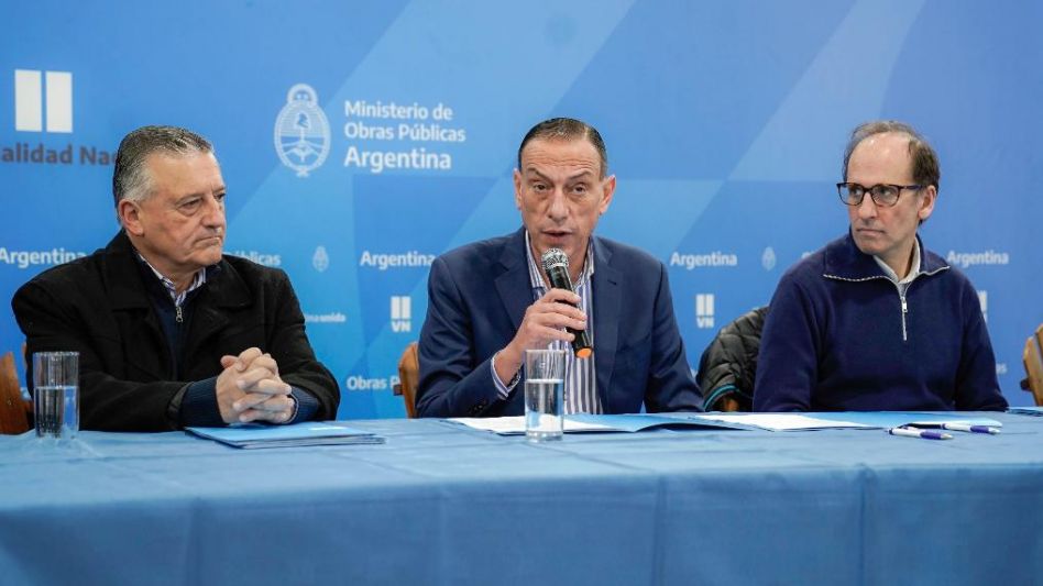 Gustavo Arrieta y el intendente de Las Flores, suscribieron el inicio de la transfo0rmación en autopista de la RN 3. PRENSA VIALIDAD NACIONAL