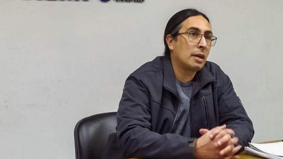 El consejero escolar Juan Ramírez habló ayer con este diario sobre la convocatoria para los interesados en participar de la contratación directa para el servicio de transporte de alumnos. ARCHIVO/EL T
