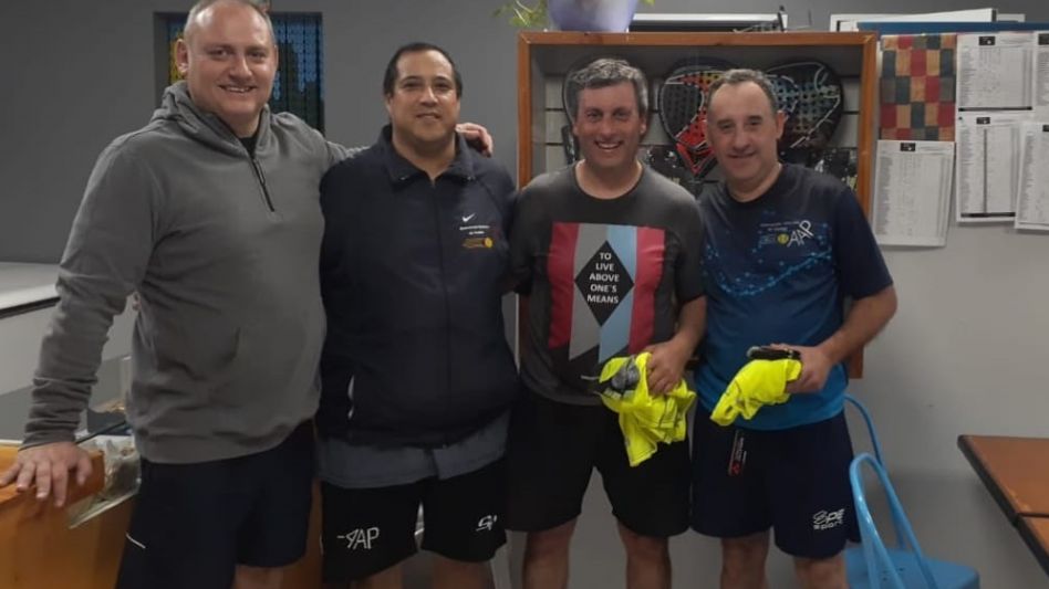 Mauricio Albisini, Eduardo Cartaman, Sergio Grosso, Martín Acosta fueron los finalistas en 5ta Junior. Foto: GENTILEZA ASOCIACIÓN AZULEÑA DE PÁDEL