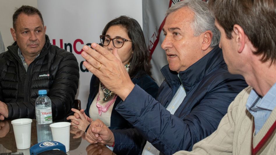 Gerardo Morales, gobernador de la provincia de Jujuy y actual presidente de la UCR nacional, durante la conferencia de prensa que brindó ayer en el comité radical de Azul. FOTOS: NICOLÁS MURCIA