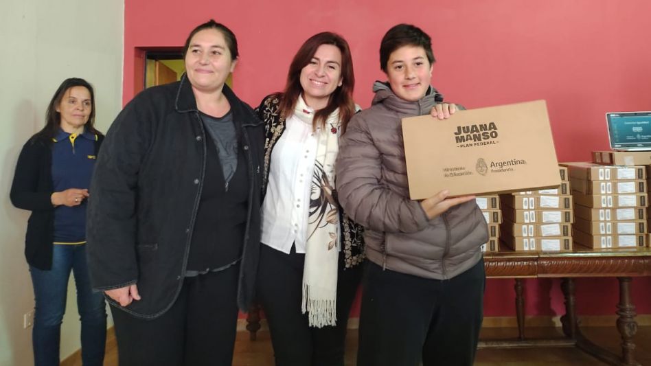 Ana Pereyra, inspectora Jefa Distrital de Educación, también estuvo en el acto desarrollado en la vecina localidad de Chillar donde los chicos de la Escuela 3 recibieron computadoras portátiles.