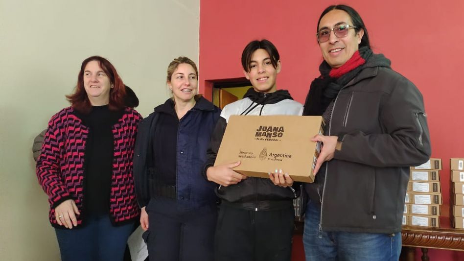 Santillán y Ramírez (en la imagen) participaron anteayer viernes de la entrega de 50 netbooks del Programa Conectar Igualdad a los alumnos chillarenses.