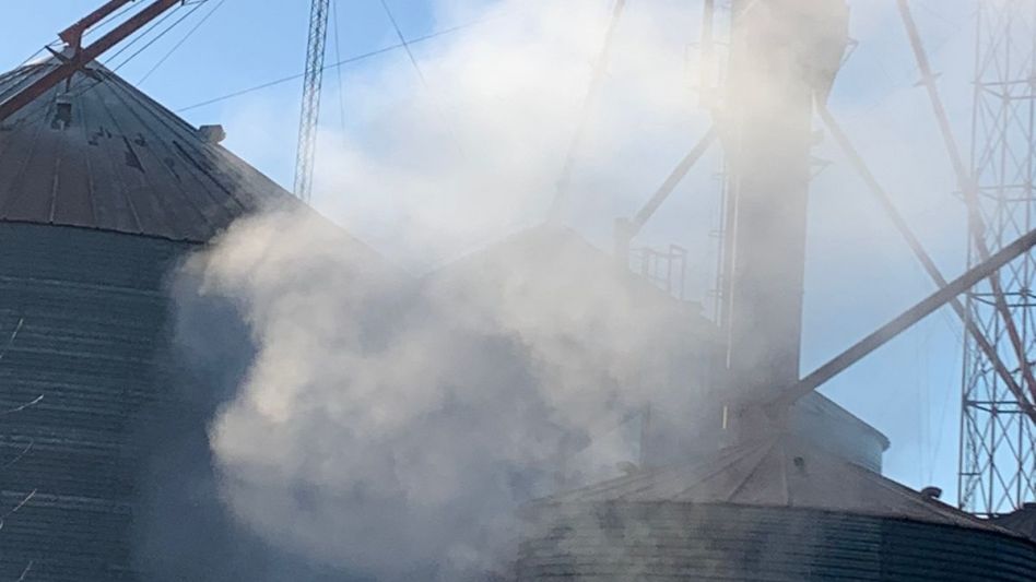 Una imagen tomada desde el patio de una casa, que revela lo que a diario sucede con los silos.