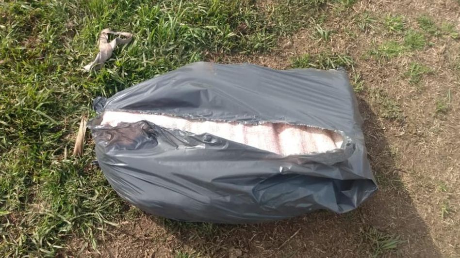 Durante una de estas carneadas, los delincuentes se dieron a la fuga sin poder llevarse medio costillar de un animal, el cual ya habían metido dentro de una bolsa.