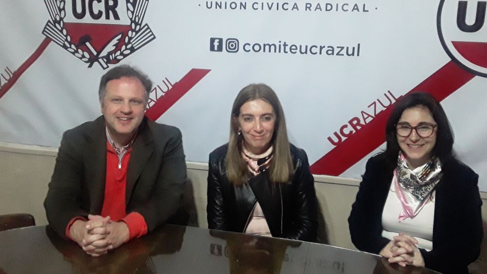 Los dirigentes radicales azuleños Pablo Yannibelli y Paula Canevello junto a la diputada nacional durante la conferencia de prensa que brindaron en el comité de la UCR.