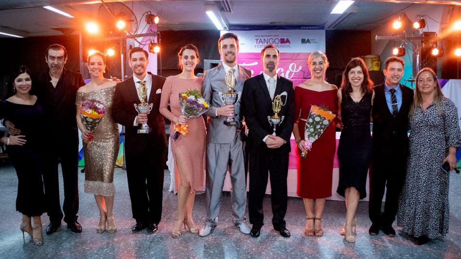 Los ganadores de las diferentes categorías escoltados por el jurado y parte de la organización del festival. 
