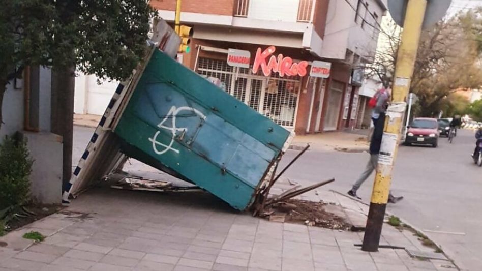 Fuertes destrozos en Bahía Blanca por vientos de más de 100 kilómetros por hora